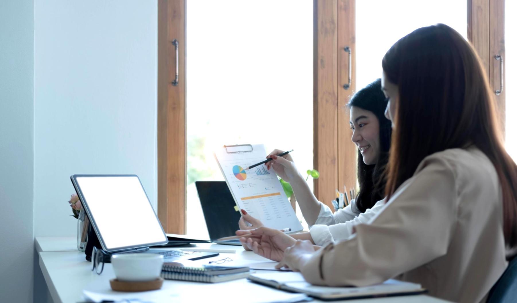 Analyse de documents fiscaux avec graphiques et calculatrices sur bureau